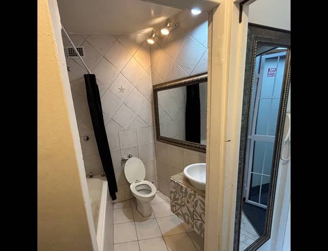 0.5 BEDROOM APARTMENT TO LET IN VREDEHOEK